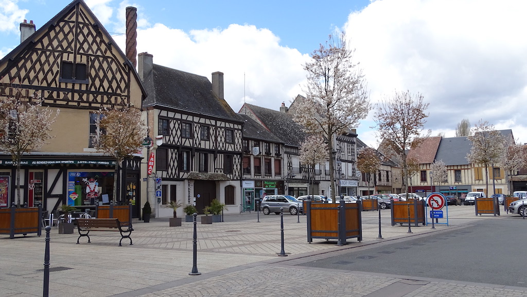 place du marché à Aubigny-sur-nère photo par l'agence Pollet